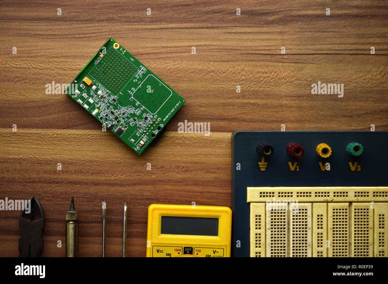 Verde della scheda elettronica su un tavolo di legno Foto Stock