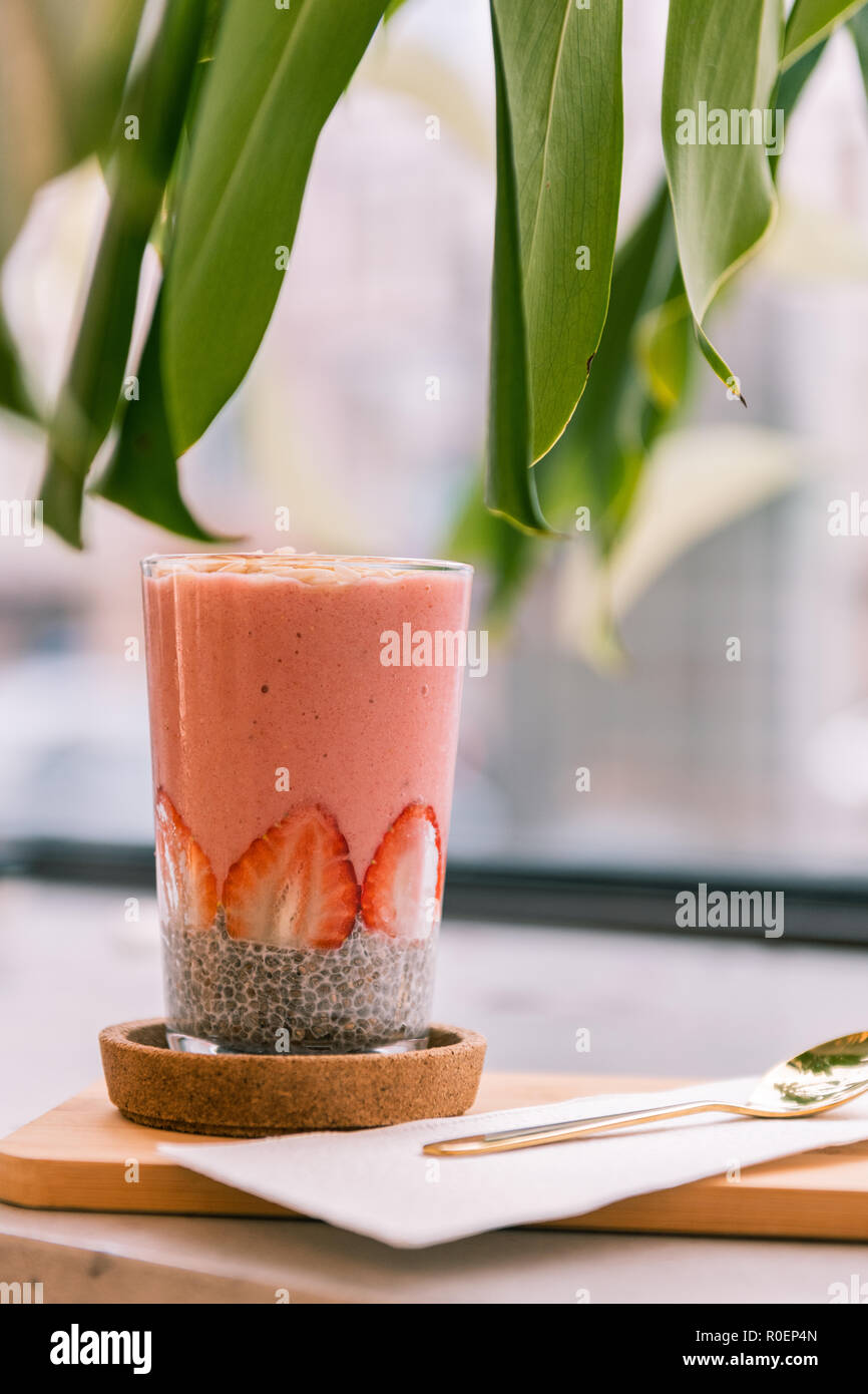 Close up colazione nutrizionale in vetro con chia semi e frutti Foto Stock