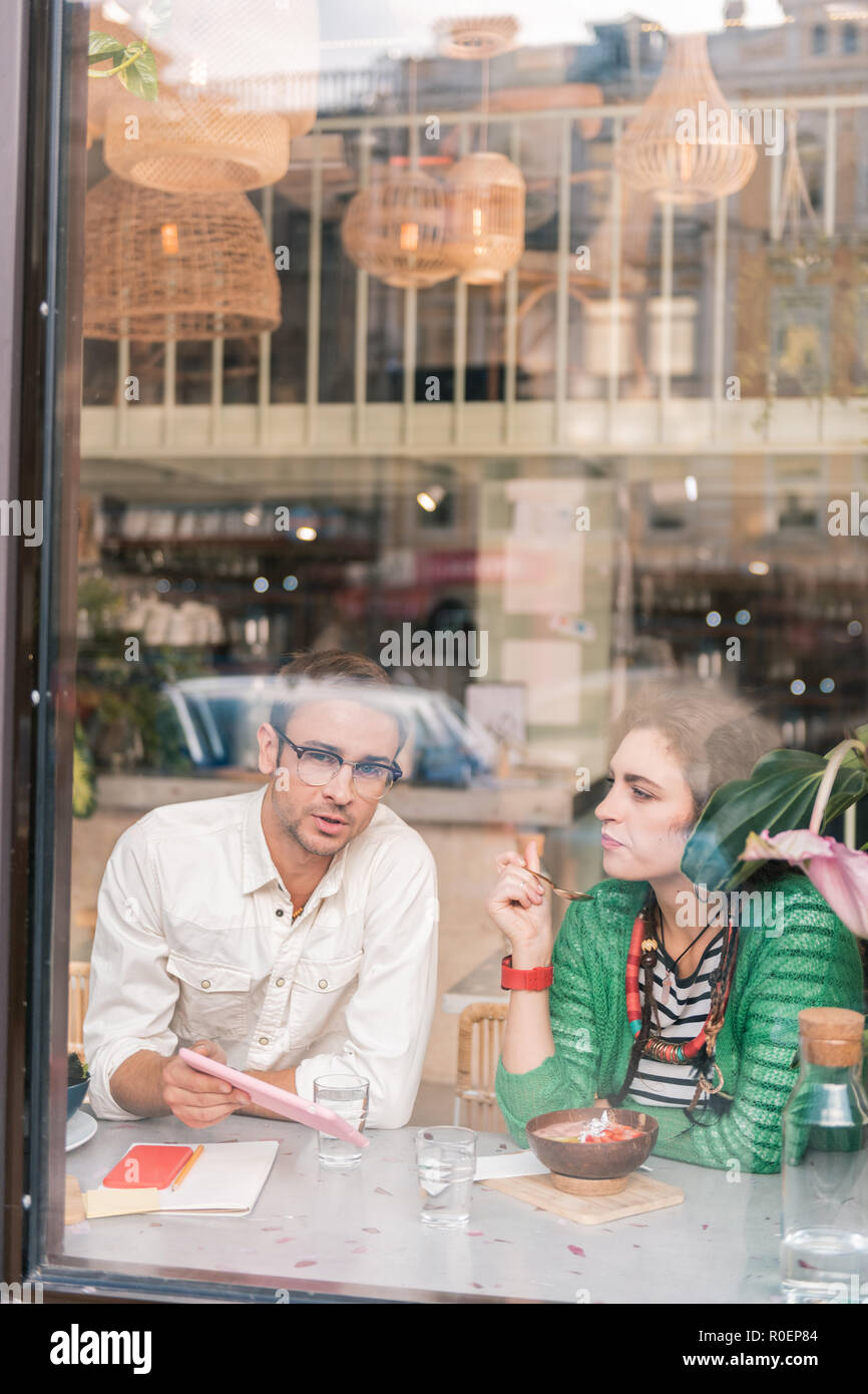 Paio di uomini di affari di incontro nella caffetteria a discutere di alcuni problemi Foto Stock