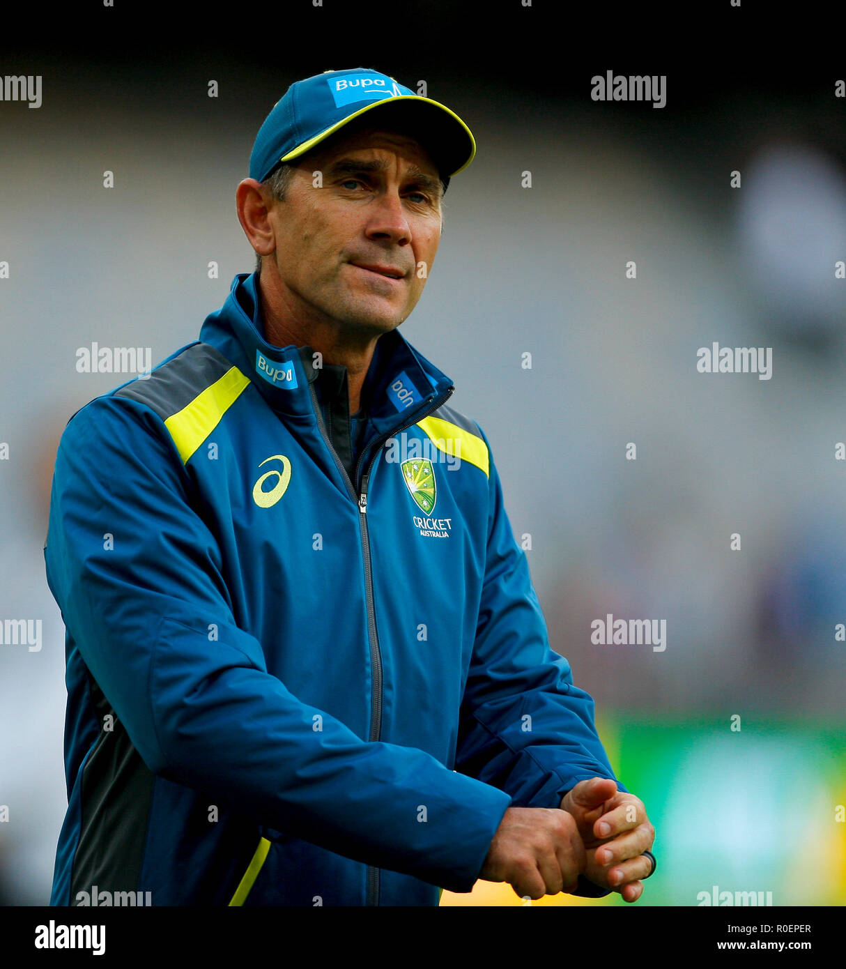 Optus Stadium, Perth, Australia. 4 Novembre, 2018. ODI International Cricket serie, Australia contro il Sud Africa; ex giocatore australiano e ora allenatore della squadra nazionale di Justin Langer passeggiate fuori con uno sguardo sconsolato dopo Australia perso in Sud Africa dal 6 wickets Credito: Azione Sport Plus/Alamy Live News Foto Stock