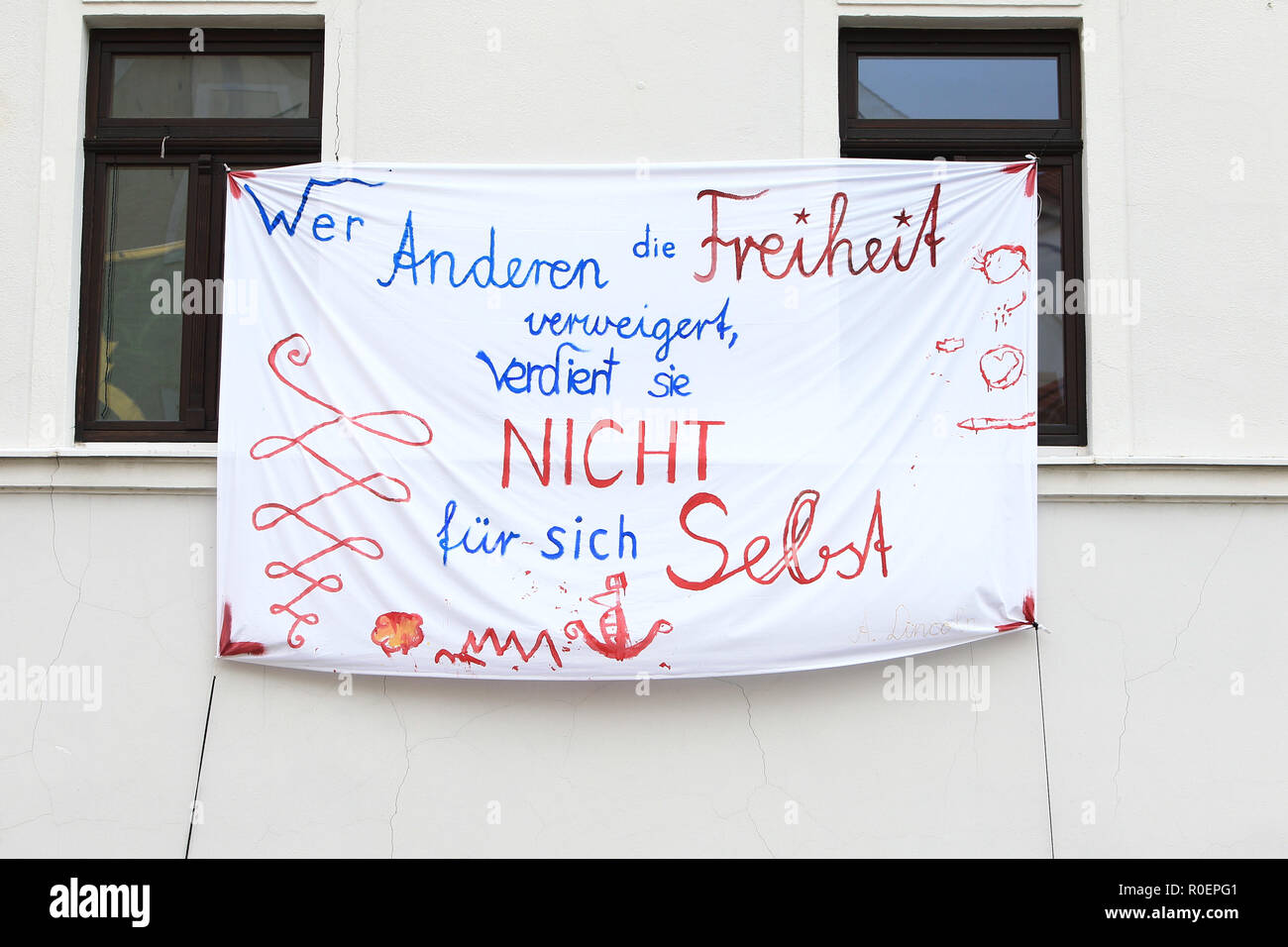 Ostritz, Germania. 04 Nov, 2018. Un banner con la scritta 'coloro che negano la libertà agli altri non lo meritano per se stessi' appeso su un muro di casa. La Festa della pace è un contatore-evento a un festival di musica programmate da estremisti di destra in città. Credito: Daniel Schäfer/dpa/Alamy Live News Foto Stock