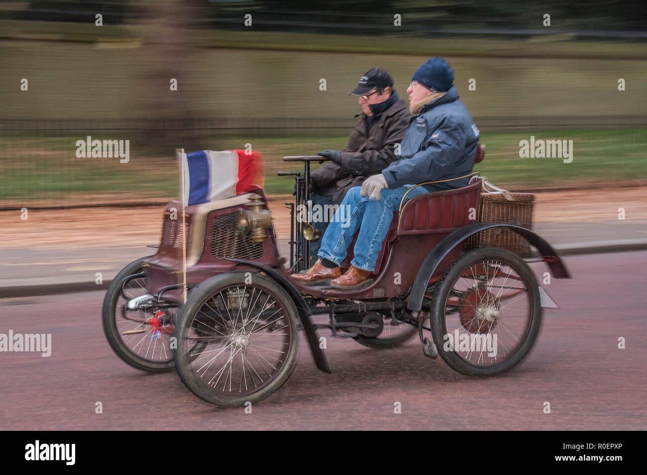 Londra, Regno Unito. 4 Novembre, 2018. Passando Buckinham Palace e il Mall - Bonhams Londra a Brighton Veteran Car Run celebra il 122º anniversario dell'emancipazione originale esecuzione del 1896 che ha celebrato il passaggio nella legge i locomotori sull'autostrada atto sollevando così il limite di velocità per 'luce automobili' da 4mph a 14mph e abolendo la necessità per un uomo a camminare di fronte a tutti i veicoli che sventola una bandiera rossa. Il Movember Foundation come il nostro Official Charity Partner. Credito: Guy Bell/Alamy Live News Foto Stock