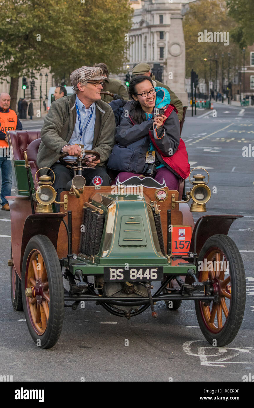 Londra, Regno Unito. 4 Novembre, 2018. La guida verso il basso Whitehall - Bonhams Londra a Brighton Veteran Car Run celebra il 122º anniversario dell'emancipazione originale esecuzione del 1896 che ha celebrato il passaggio nella legge i locomotori sull'autostrada atto sollevando così il limite di velocità per 'luce automobili' da 4mph a 14mph e abolendo la necessità per un uomo a camminare di fronte a tutti i veicoli che sventola una bandiera rossa. Il Movember Foundation come il nostro Official Charity Partner. Credito: Guy Bell/Alamy Live News Foto Stock