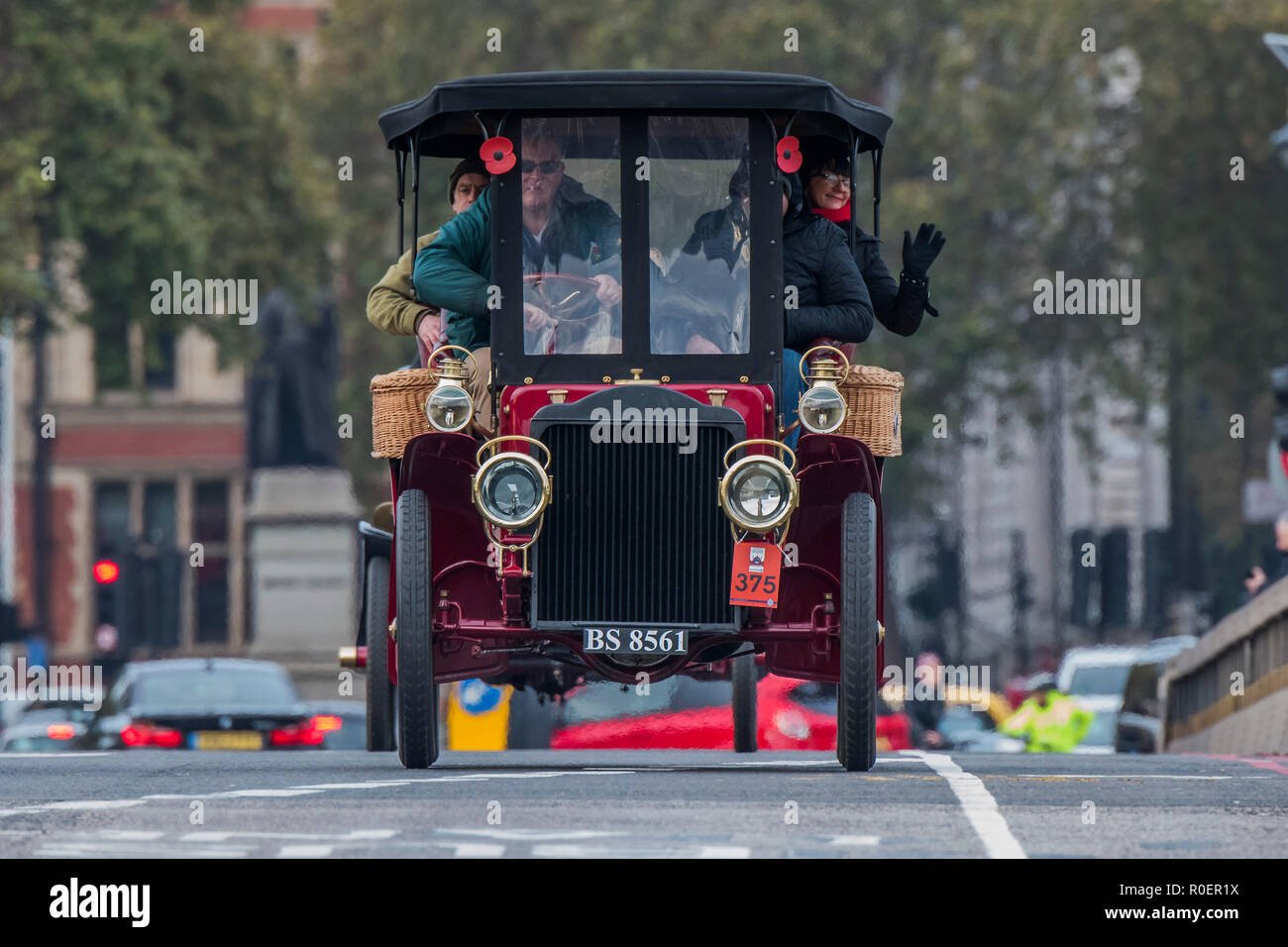 Londra, Regno Unito. 4 Novembre, 2018. Andando oltre il Westminster Bridge - Bonhams Londra a Brighton Veteran Car Run celebra il 122º anniversario dell'emancipazione originale esecuzione del 1896 che ha celebrato il passaggio nella legge i locomotori sull'autostrada atto sollevando così il limite di velocità per 'luce automobili' da 4mph a 14mph e abolendo la necessità per un uomo a camminare di fronte a tutti i veicoli che sventola una bandiera rossa. Il Movember Foundation come il nostro Official Charity Partner. Credito: Guy Bell/Alamy Live News Foto Stock