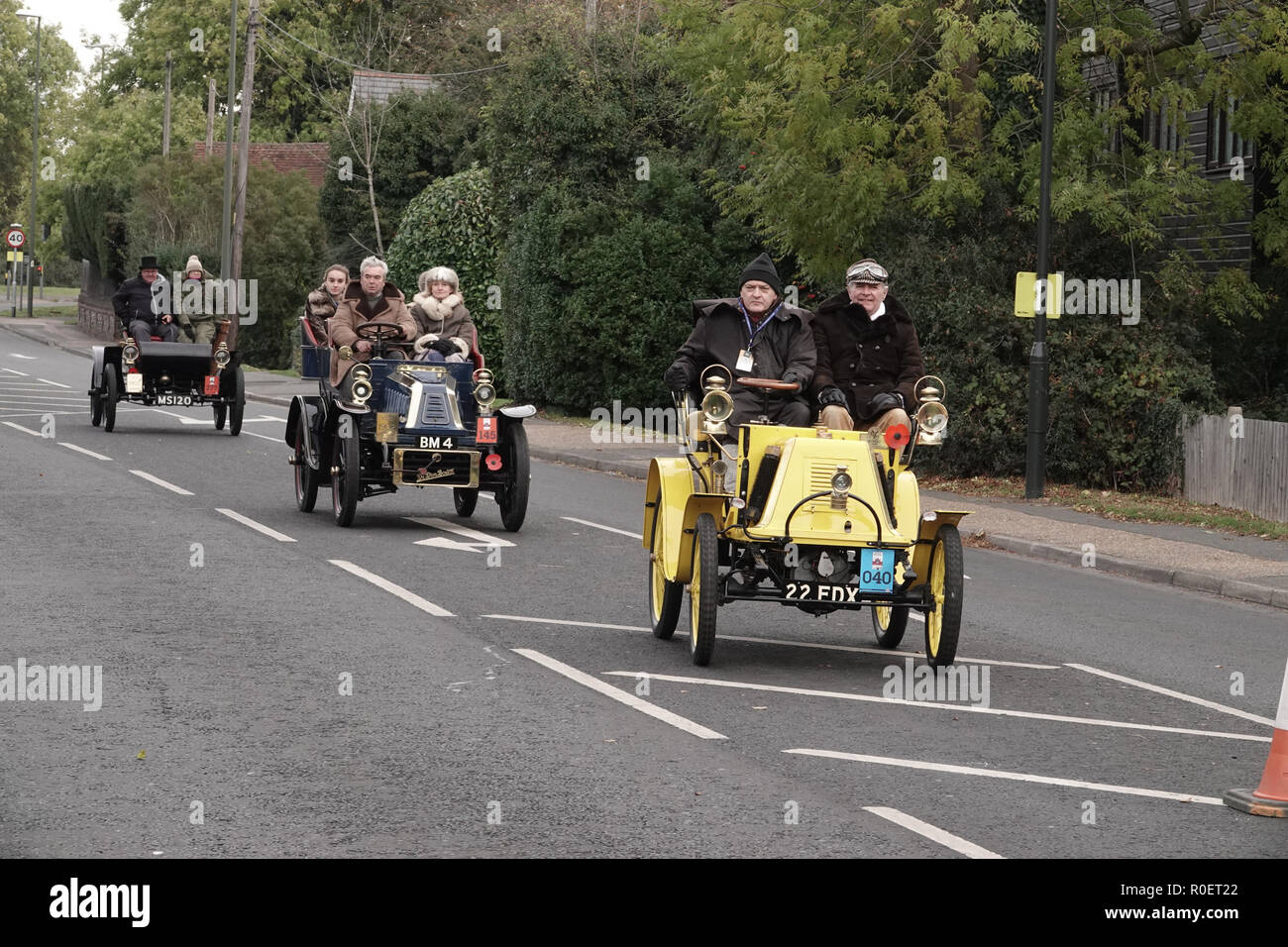 Crawley, West Sussex, Regno Unito. 4 Novembre, 2018 Crawley, West Sussex, Regno Unito veterano di automobili e i loro equipaggi nella fase intermedia cars fermato presso il garage Honda in Crawley sul Bonhams sponsorizzato da Londra a Brighton Veteran car run a metà strada sosta presso la Honda showroom in Crawley, Credito: Motofoto/Alamy Live News Foto Stock