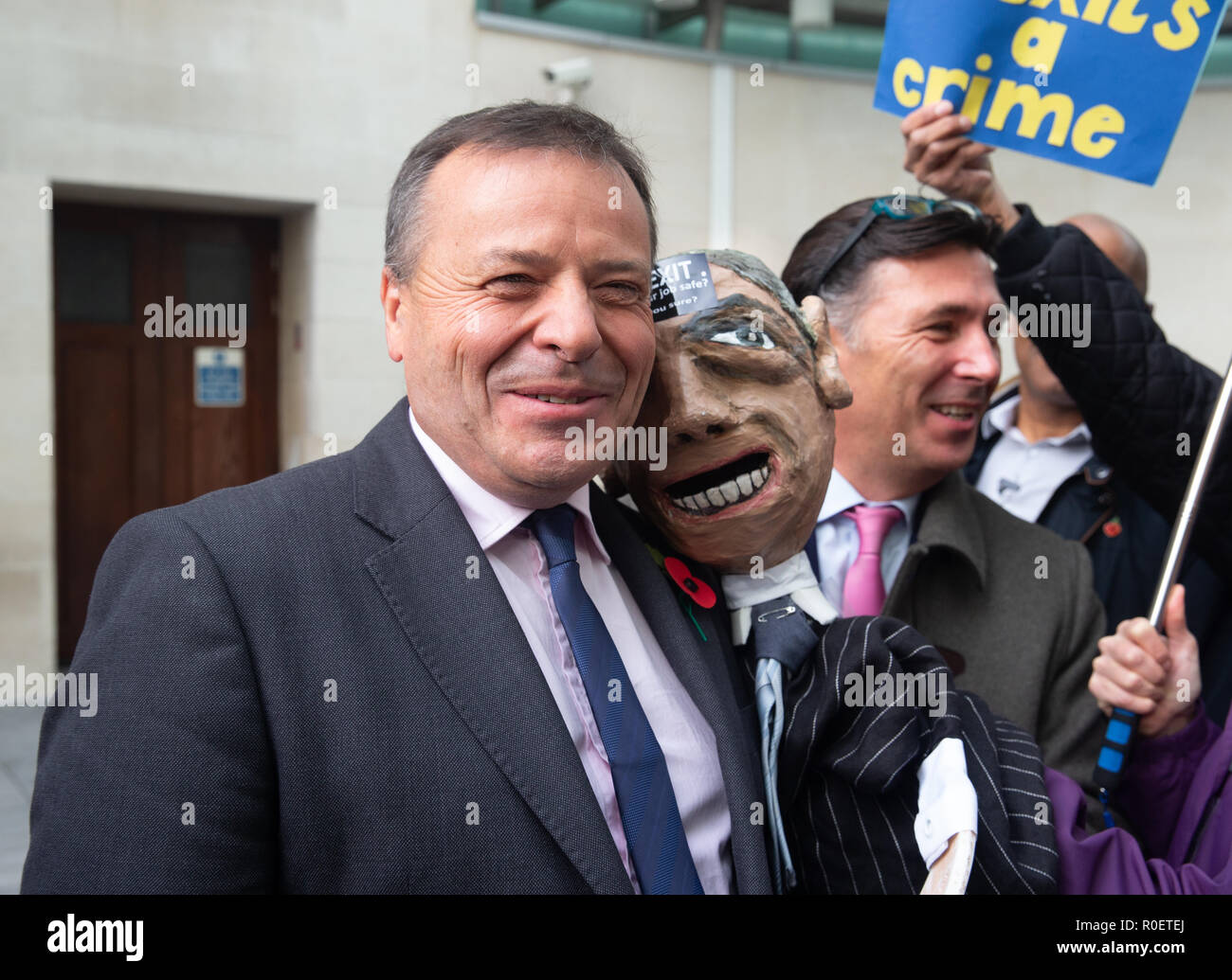 Londra, Regno Unito. 4 Nov 2018. Arron banche pone con Nigel Farage burattino. Imprenditore Contraversial, Arron banche, lascia la BBC studios dopo che compaiono su "L'Andrew Marr Show'. Si è sostenuto che egli può aver tratto in inganno il Parlamento europeo sui collegamenti tra la sua pro-Brexit campagna e la sua attività assicurative durante il referendum sull'Unione europea. Centinaia di messaggi di posta elettronica interni trapelate da ex dipendenti da Eldon Assicurazioni e servizi di roccia rivelano che l'assicurazione personale ha lavorato sul lasciare la campagna dell'UE dalla loro azienda uffici. Egli nega queste rivendicazioni. Credito: Tommy Londra/Alamy Live News Foto Stock