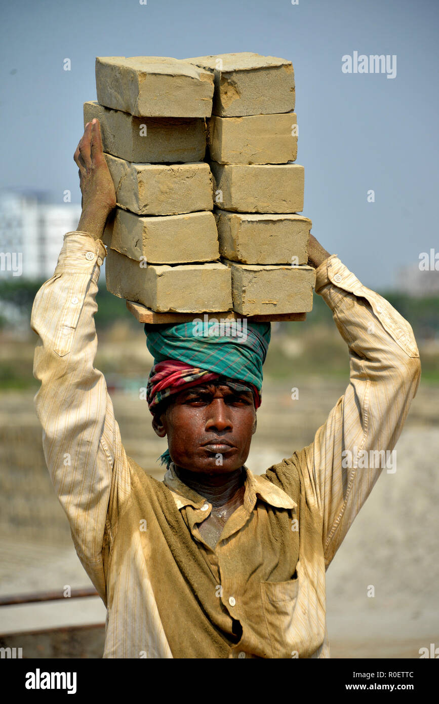 Dacca in Bangladesh. 4 Novembre, 2018. Un operaio porta mattoni su la testa ad un impianto di mattoni a Amin Bazar nella periferia di Dhaka, Bangladesh Bangladesh, su nov. 4, 2018. Credito: Xinhua/Alamy Live News Foto Stock