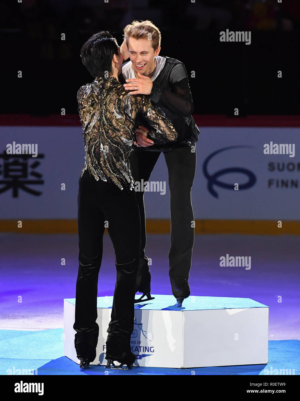 Helsinki, Finlandia. 4 Nov 2018. Il Giappone Yuzuru Hanyu (1in uomini pattinaggio gratuito) e la Repubblica ceca di Michal Brezina durante la cerimonia della vittoria per gli uomini liberi del gioco al ISU Grand Prix di Pattinaggio di figura 2018 Helsinki a Helsinki sala ghiaccio (Helsingin Jaahalli) Domenica, 04 novembre 2018. HELSINKI . (Solo uso editoriale, è richiesta una licenza per uso commerciale. Nessun uso in scommesse, giochi o un singolo giocatore/club/league pubblicazioni.) Credito: Taka Wu/Alamy Live News Foto Stock