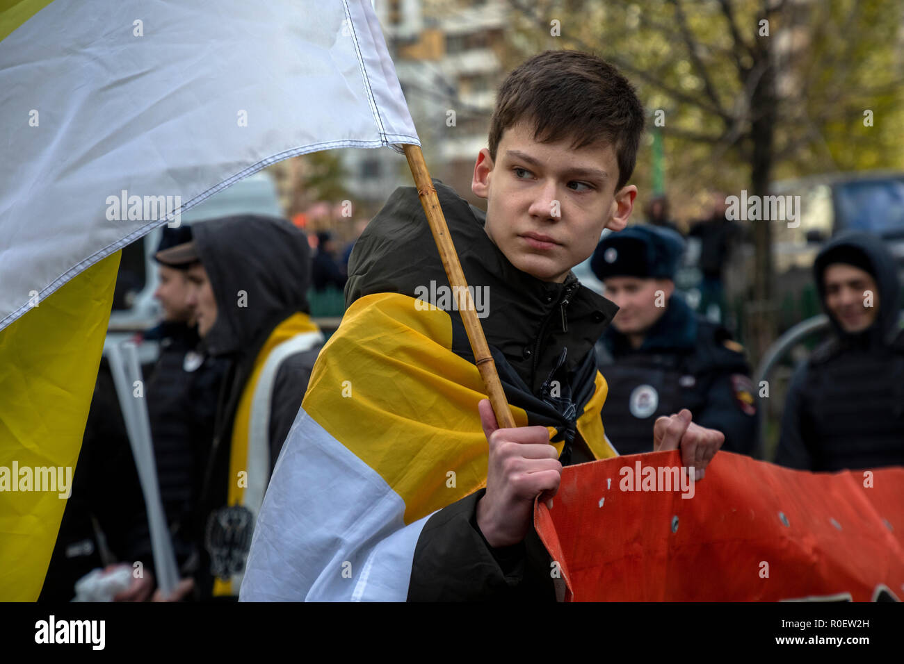 Mosca, Russia. 4 Novembre, 2018. Nazionalisti russi prendere parte in un 'russo marzo' attaccato all'unità nazionale il giorno, a Mosca, Russia Credito: Nikolay Vinokurov/Alamy Live News Foto Stock