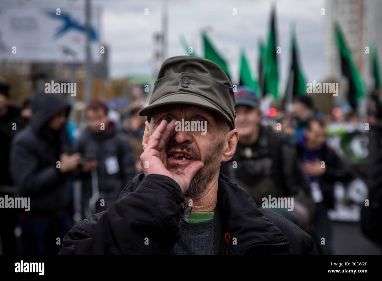 Mosca, Russia. 4 Novembre, 2018. Nazionalisti russi prendere parte in un 'russo marzo' attaccato all'unità nazionale il giorno, a Mosca, Russia Credito: Nikolay Vinokurov/Alamy Live News Foto Stock