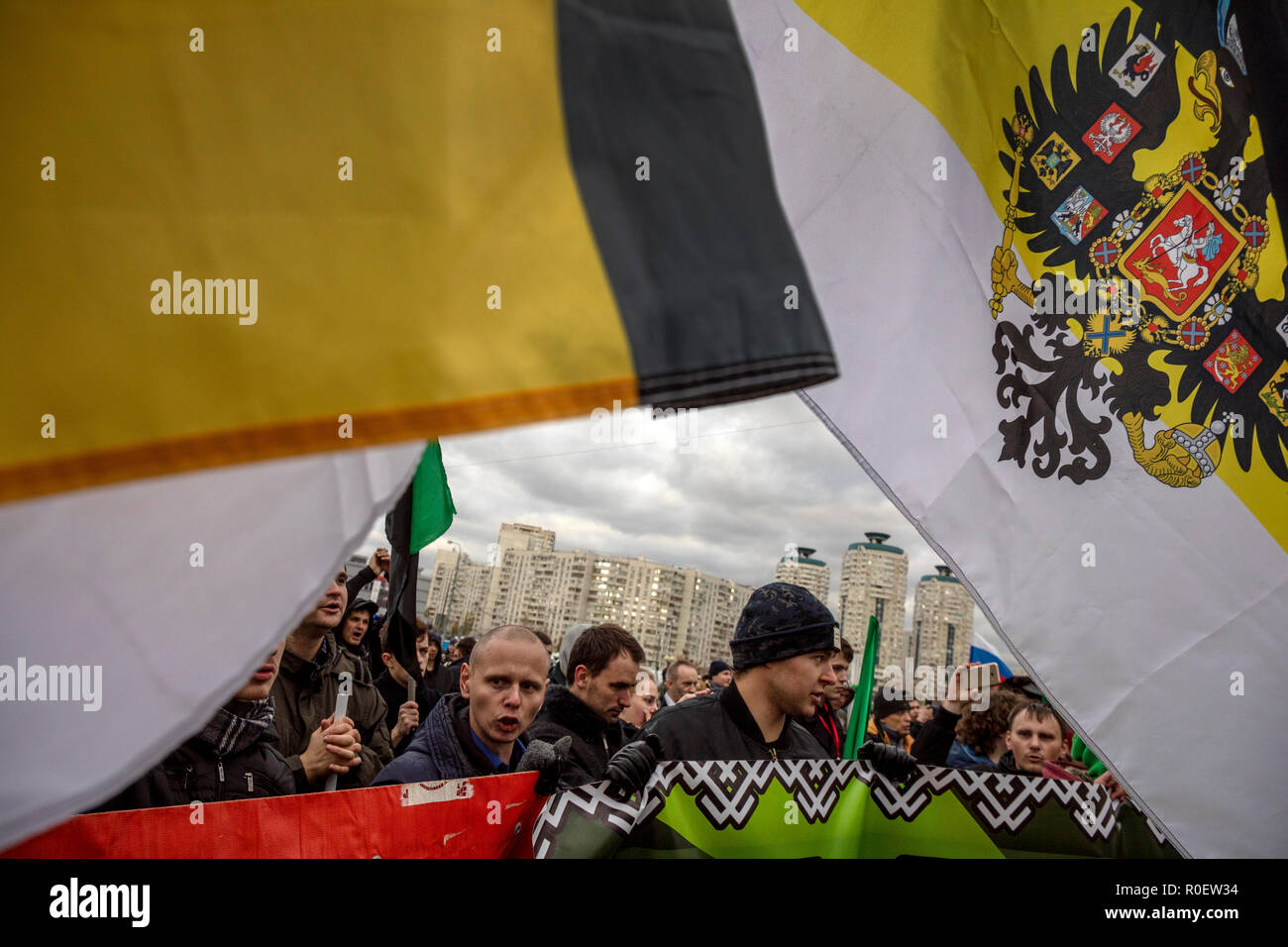 Mosca, Russia. 4 Novembre, 2018. Nazionalisti russi prendere parte in un 'russo marzo' attaccato all'unità nazionale il giorno, a Mosca, Russia Credito: Nikolay Vinokurov/Alamy Live News Foto Stock