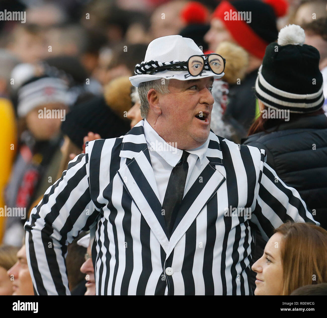 Aviva Stadium, Dublino, Irlanda. 4 Novembre, 2018. Irish Daily Mail fai Cup finale, Cork City versus Dundalk; una ventola di Dundalk con un bianco e nero camicia a righe e hat Credit: Azione Plus sport/Alamy Live News Foto Stock