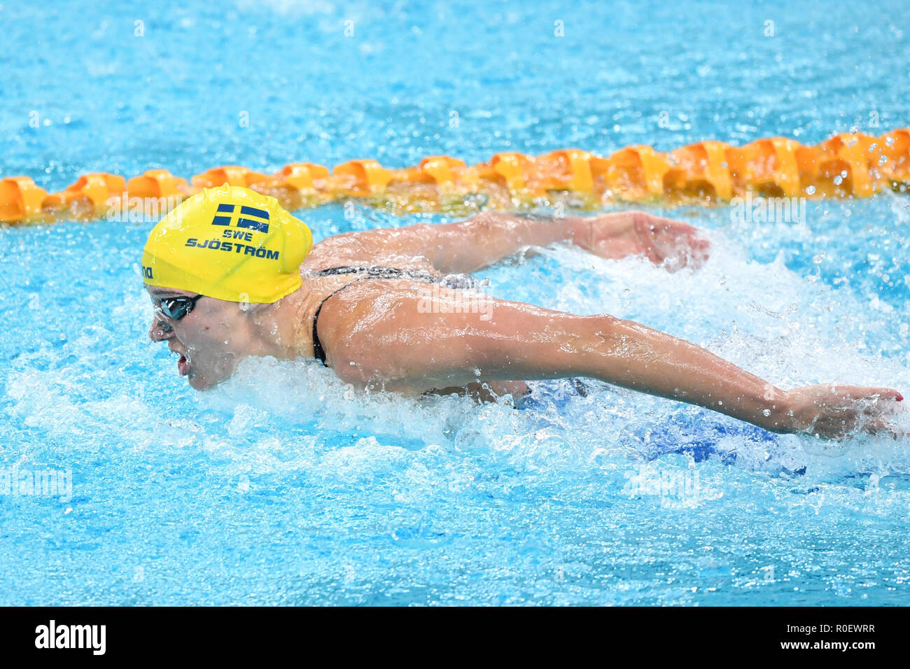 Pechino, Cina. 4 Novembre, 2018. Sarah Sjostrom di Svezia compete durante le donne 100m Butterfly nella finale del Mondo di nuoto FINA Cup 2018 a Pechino, Cina, nov. 4, 2018. Credito: Ju Huanzong/Xinhua/Alamy Live News Foto Stock