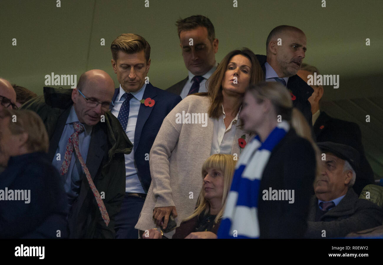 Londra, Regno Unito. 4 Nov 2018. Londra, Regno Unito. 4 Nov 2018. Londra, Regno Unito. 4 Nov 2018. Il palazzo di cristallo proprietario Steve Parrocchia e Susanna Reid durante il match di Premier League tra Chelsea e Crystal Palace a Stamford Bridge, Londra, Inghilterra il 4 novembre 2018. Foto di Andy Rowland. . (La fotografia può essere utilizzata solo per il giornale e/o rivista scopi editoriali. www.football-dataco.com) Credito: Andrew Rowland/Alamy Live News Credito: Andrew Rowland/Alamy Live News Credito: Andrew Rowland/Alamy Live News Foto Stock