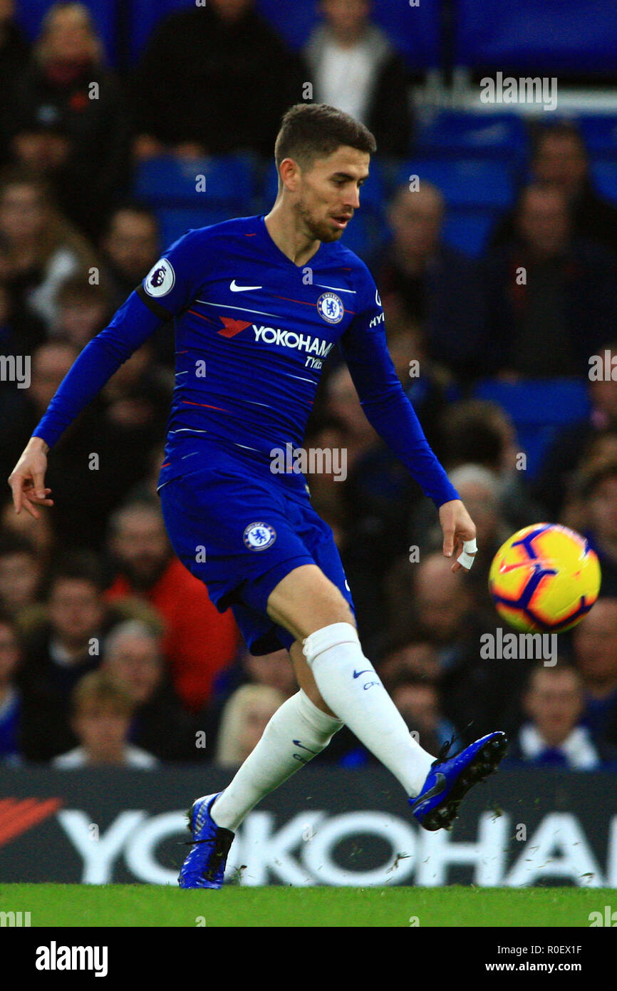 Londra, Regno Unito. 4 Nov 2018. Londra, Regno Unito. 4 Nov 2018. Londra, Regno Unito. 4 Nov 2018. Jorginho del Chelsea in azione. Premier League, Chelsea v Crystal Palace a Stamford Bridge di Londra di domenica 4 novembre 2018. Questa immagine può essere utilizzata solo per scopi editoriali. Solo uso editoriale, è richiesta una licenza per uso commerciale. Nessun uso in scommesse, giochi o un singolo giocatore/club/league pubblicazioni. pic da Steffan Bowen/ Andrew Orchard fotografia sportiva/Alamy Live news Credito: Andrew Orchard fotografia sportiva/Alamy Live News Foto Stock