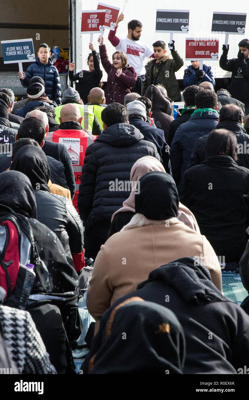 Londra, Regno Unito. 4 Novembre, 2018. Shia i musulmani pregano prima della trentottesima Arbaeen processione. Si svolge ogni anno in coincidenza con un pellegrinaggio a Karbala in Iraq, il più grande raduno annuale di persone ovunque sulla terra che onora il martirio di imam Hussein ibn Ali, il nipote del Santo Profeta Muhammed, che fu ucciso nella battaglia di Karbala in AD680. Credito: Mark Kerrison/Alamy Live News Foto Stock