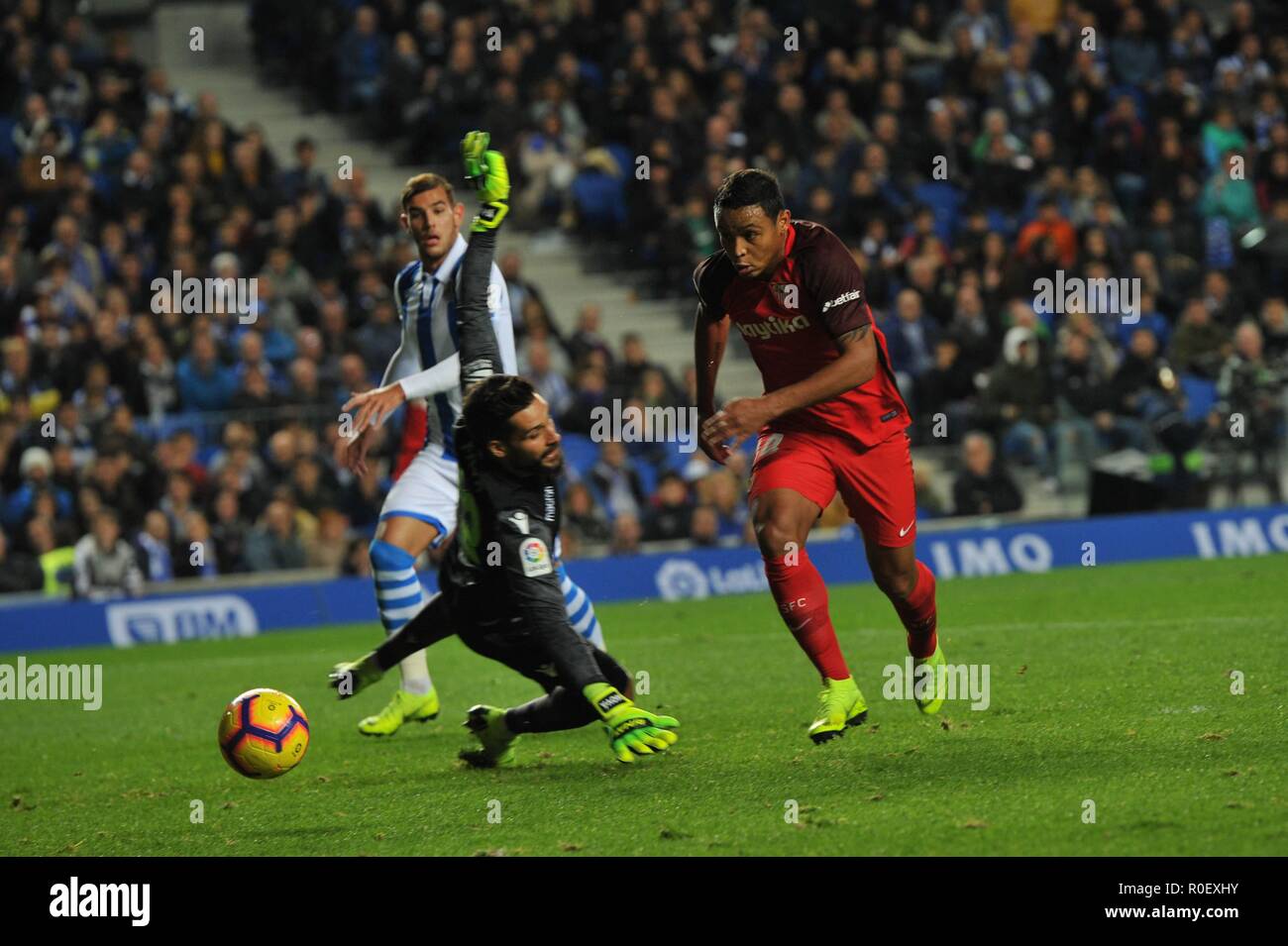 Luis Muriel di Sevilla CF q2<Miguel Angel Moya della Real Sociedad durante il campionato spagnolo partita di calcio tra il Real Sociedad e Sevilla a Stadio Anoeta il 4 novembre 2018 a San Sebastian, Spagna Cordon premere Foto Stock