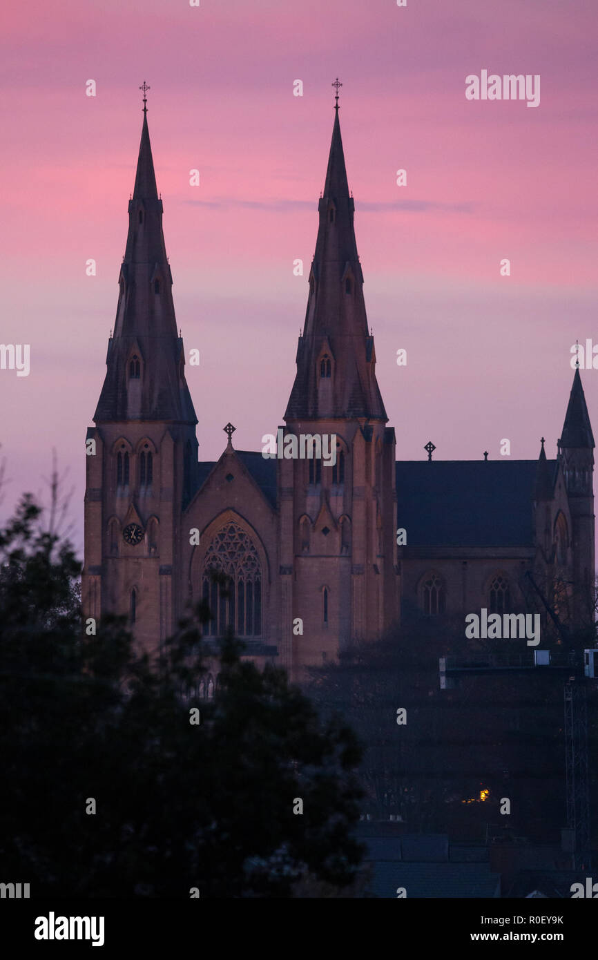 Irlanda del Nord, Regno Unito. 4 Novembre, 2018. Regno Unito: Meteo dopo una luminosa giornata di sole in un colorato tramonto sulla Cattedrale di San Patrizio, Armagh. Credito: Ian Proctor/Alamy Live News Foto Stock