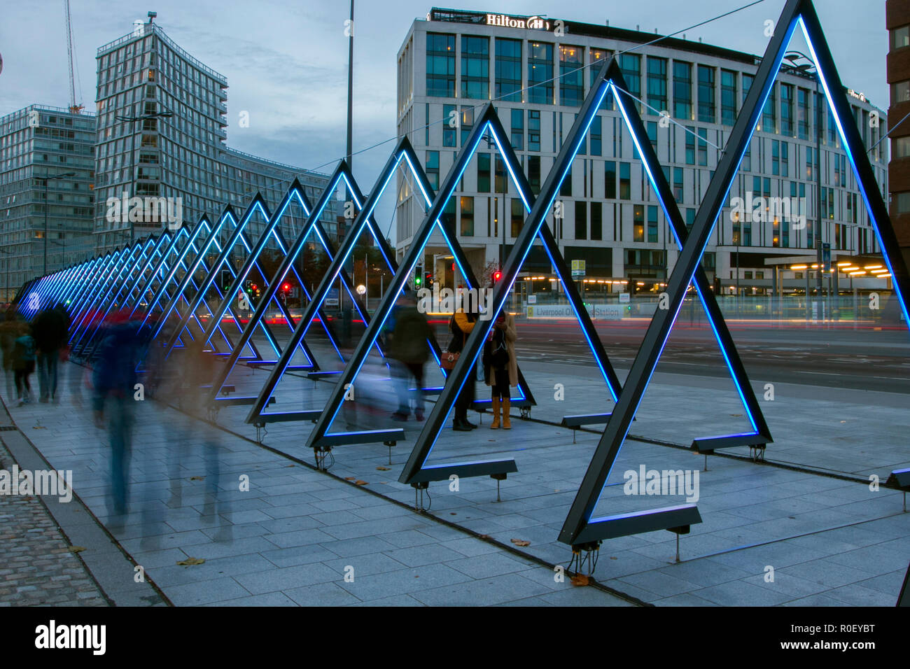 La costruzione della passerella Wave Triangle da Vertigo; installazione River of Light a Liverpool. L'onda' è costituita da quaranta porte triangolari, interattive, luminose e sonore, alte 3,6 metri. Le persone si sono schierate su entrambi i lati della Mersey per lo spettacolo gratuito per vedere il lungomare di Merseyside illuminato con installazioni di luce geometrica appositamente commissionate. Foto Stock