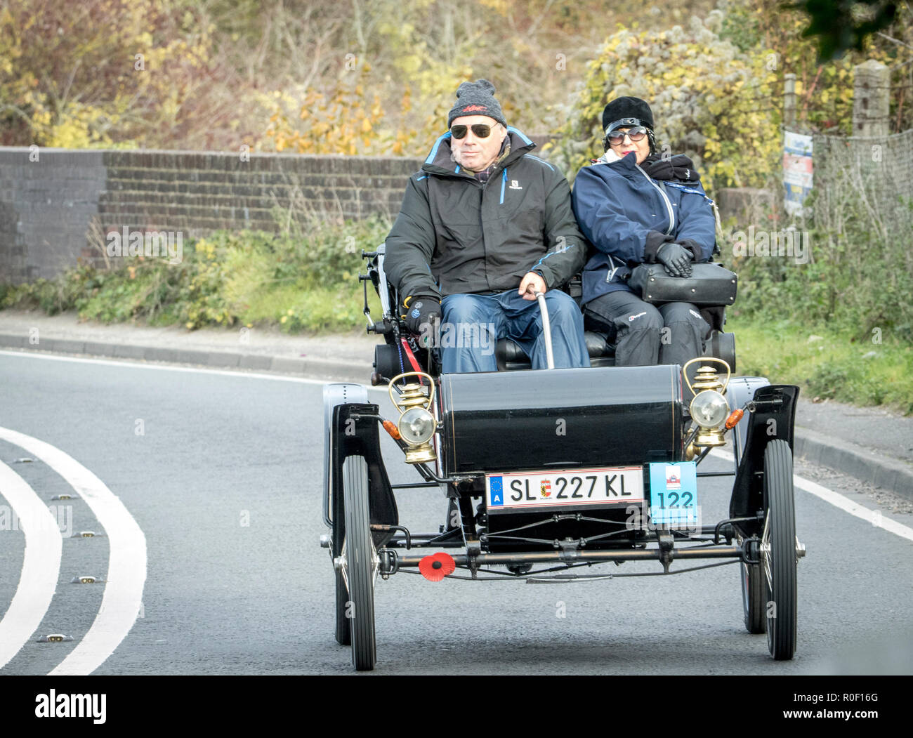 Pyecombe, East Sussex, Regno Unito. Il 4 novembre 2018. I Proprietari Driver e prendere parte al 79th "Bonham's" Londra a Brighton Veteran car run. Il 60 miglio percorso, partendo in Hyde Park Londra conclude a Madeira Drive Brighton. I veicoli in questo anno evento annuale, compreso un 1895 Peugeot e un 1898 Panhard et Levassor erano tutti costruiti tra il 1893 e il 1905. Credito: Newspics Regno Unito Sud/Alamy Live News Foto Stock