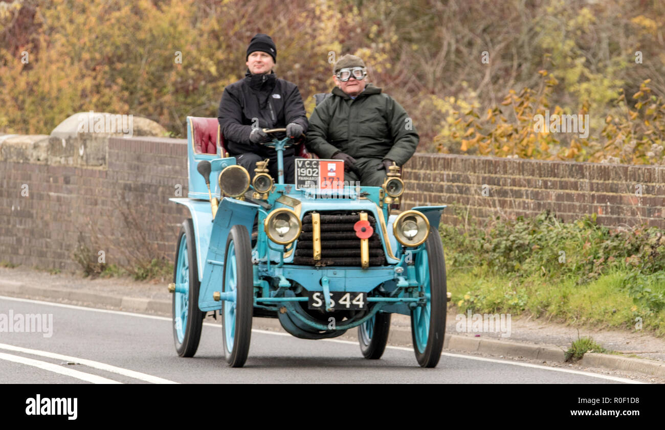 Pyecombe, East Sussex, Regno Unito. Il 4 novembre 2018. I Proprietari Driver e prendere parte al 79th "Bonham's" Londra a Brighton Veteran car run. Il 60 miglio percorso, partendo in Hyde Park Londra conclude a Madeira Drive Brighton. I veicoli in questo anno evento annuale, compreso un 1895 Peugeot e un 1898 Panhard et Levassor erano tutti costruiti tra il 1893 e il 1905. Credito: Newspics Regno Unito Sud/Alamy Live News Foto Stock