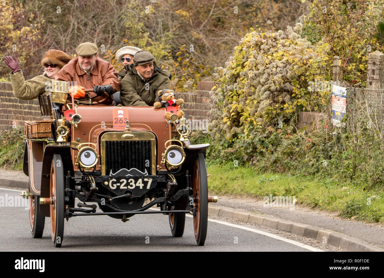 Pyecombe, East Sussex, Regno Unito. Il 4 novembre 2018. I Proprietari Driver e prendere parte al 79th "Bonham's" Londra a Brighton Veteran car run. Il 60 miglio percorso, partendo in Hyde Park Londra conclude a Madeira Drive Brighton. I veicoli in questo anno evento annuale, compreso un 1895 Peugeot e un 1898 Panhard et Levassor erano tutti costruiti tra il 1893 e il 1905. Credito: Newspics Regno Unito Sud/Alamy Live News Foto Stock