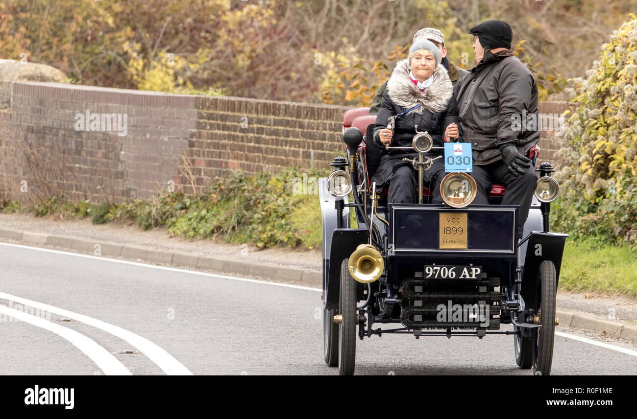 Pyecombe, East Sussex, Regno Unito. Il 4 novembre 2018. I Proprietari Driver e prendere parte al 79th "Bonham's" Londra a Brighton Veteran car run. Il 60 miglio percorso, partendo in Hyde Park Londra conclude a Madeira Drive Brighton. I veicoli in questo anno evento annuale, compreso un 1895 Peugeot e un 1898 Panhard et Levassor erano tutti costruiti tra il 1893 e il 1905. Credito: Newspics Regno Unito Sud/Alamy Live News Foto Stock