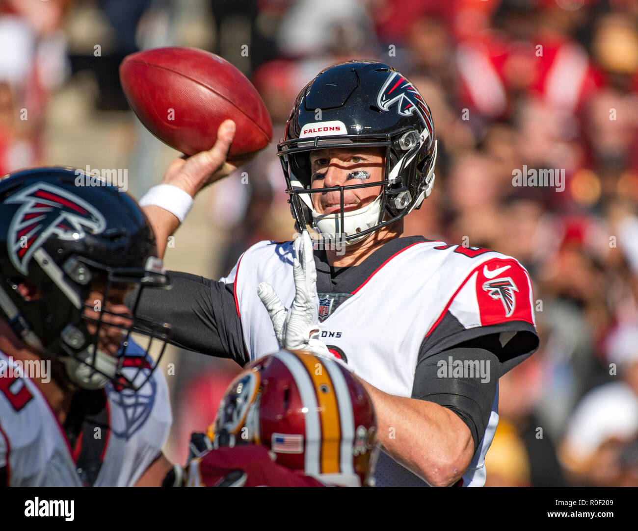 Atlanta Falcons quarterback Matt Ryan (2) sembra di passare nel secondo trimestre contro Washington Redskins a FedEx in campo Landover, Maryland, domenica 4 novembre, 2018. Credito: Ron Sachs/CNP /MediaPunch Foto Stock