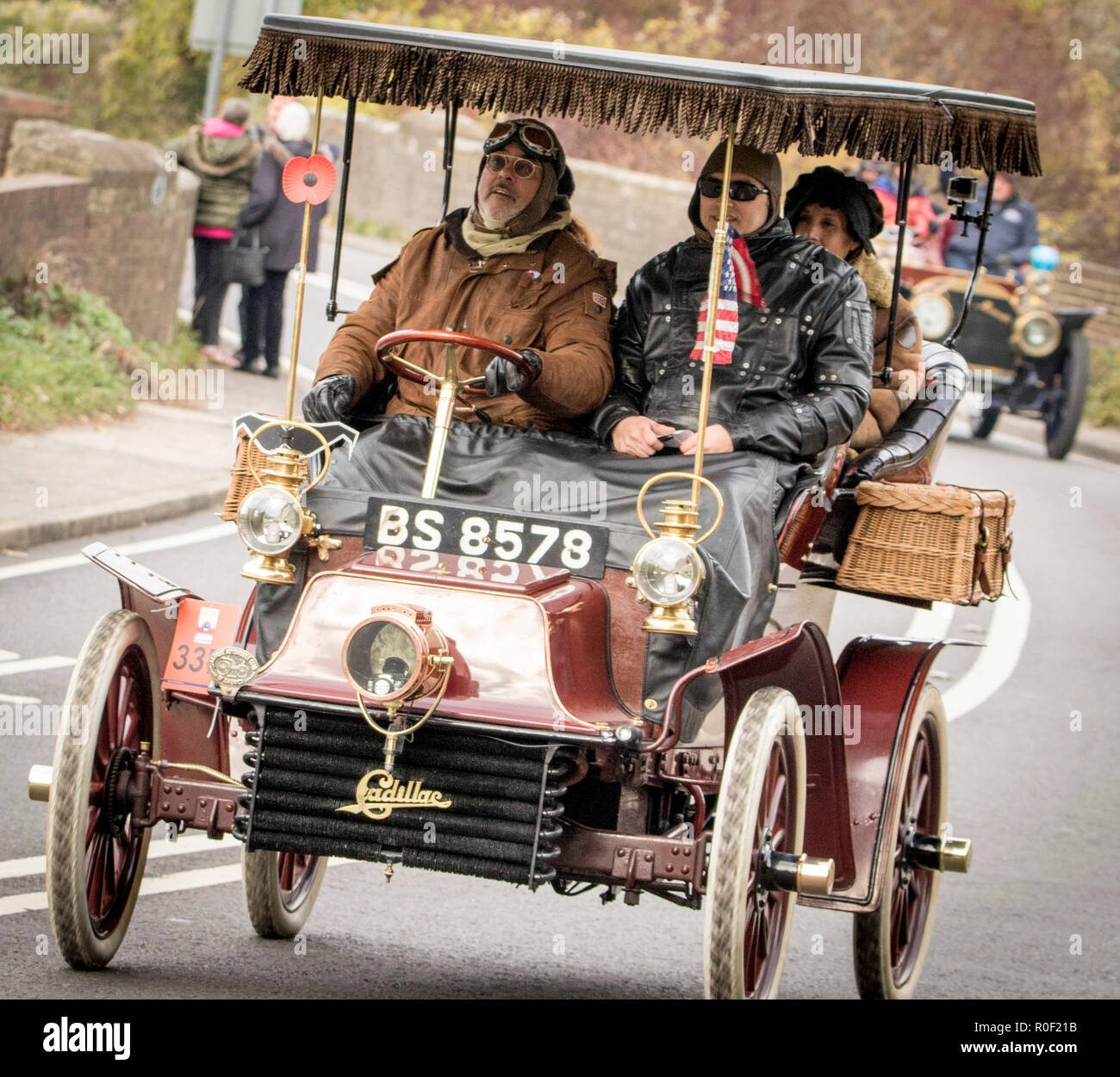 Pyecombe, East Sussex, Regno Unito. Il 4 novembre 2018. I Proprietari Driver e prendere parte al 79th "Bonham's" Londra a Brighton Veteran car run. Il 60 miglio percorso, partendo in Hyde Park Londra conclude a Madeira Drive Brighton. I veicoli in questo anno evento annuale, compreso un 1895 Peugeot e un 1898 Panhard et Levassor erano tutti costruiti tra il 1893 e il 1905. Credito: Newspics Regno Unito Sud/Alamy Live News Foto Stock