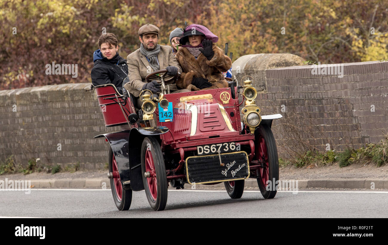 Pyecombe, East Sussex, Regno Unito. Il 4 novembre 2018. I Proprietari Driver e prendere parte al 79th "Bonham's" Londra a Brighton Veteran car run. Il 60 miglio percorso, partendo in Hyde Park Londra conclude a Madeira Drive Brighton. I veicoli in questo anno evento annuale, compreso un 1895 Peugeot e un 1898 Panhard et Levassor erano tutti costruiti tra il 1893 e il 1905. Credito: Newspics Regno Unito Sud/Alamy Live News Foto Stock