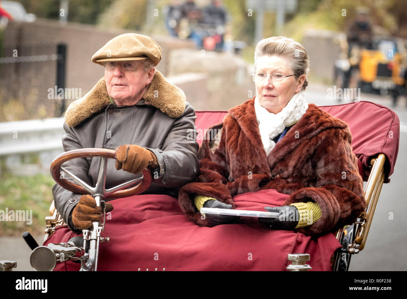 Pyecombe, East Sussex, Regno Unito. Il 4 novembre 2018. I Proprietari Driver e prendere parte al 79th "Bonham's" Londra a Brighton Veteran car run. Il 60 miglio percorso, partendo in Hyde Park Londra conclude a Madeira Drive Brighton. I veicoli in questo anno evento annuale, compreso un 1895 Peugeot e un 1898 Panhard et Levassor erano tutti costruiti tra il 1893 e il 1905. Credito: Newspics Regno Unito Sud/Alamy Live News Foto Stock