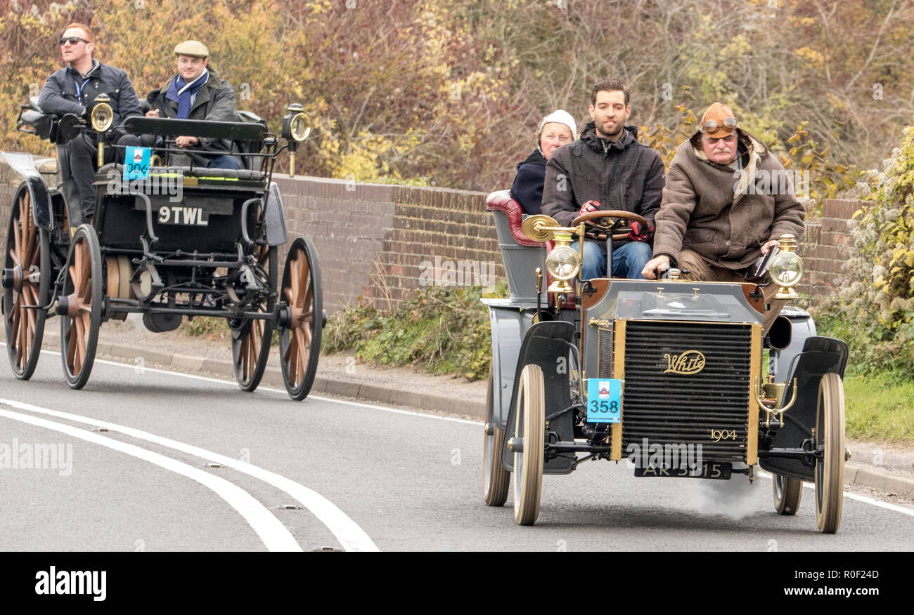 Pyecombe, East Sussex, Regno Unito. Il 4 novembre 2018. I Proprietari Driver e prendere parte al 79th "Bonham's" Londra a Brighton Veteran car run. Il 60 miglio percorso, partendo in Hyde Park Londra conclude a Madeira Drive Brighton. I veicoli in questo anno evento annuale, compreso un 1895 Peugeot e un 1898 Panhard et Levassor erano tutti costruiti tra il 1893 e il 1905. Credito: Newspics Regno Unito Sud/Alamy Live News Foto Stock