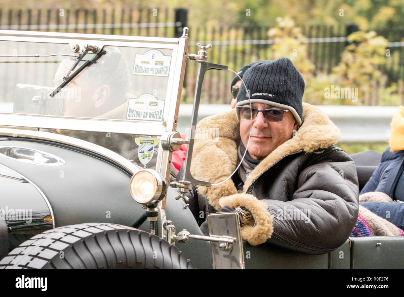 Pyecombe, East Sussex, Regno Unito. Il 4 novembre 2018. I Proprietari Driver e prendere parte al 79th "Bonham's" Londra a Brighton Veteran car run. Il 60 miglio percorso, partendo in Hyde Park Londra conclude a Madeira Drive Brighton. I veicoli in questo anno evento annuale, compreso un 1895 Peugeot e un 1898 Panhard et Levassor erano tutti costruiti tra il 1893 e il 1905. Credito: Newspics Regno Unito Sud/Alamy Live News Foto Stock