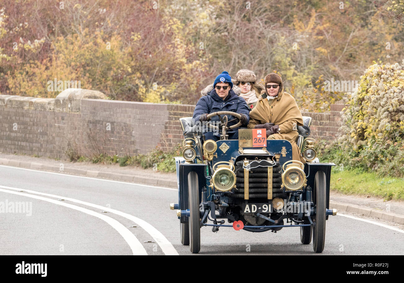 Pyecombe, East Sussex, Regno Unito. Il 4 novembre 2018. I Proprietari Driver e prendere parte al 79th "Bonham's" Londra a Brighton Veteran car run. Il 60 miglio percorso, partendo in Hyde Park Londra conclude a Madeira Drive Brighton. I veicoli in questo anno evento annuale, compreso un 1895 Peugeot e un 1898 Panhard et Levassor erano tutti costruiti tra il 1893 e il 1905. Credito: Newspics Regno Unito Sud/Alamy Live News Foto Stock