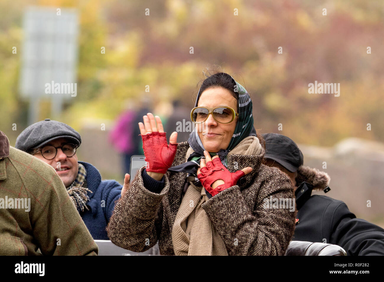 Pyecombe, East Sussex, Regno Unito. Il 4 novembre 2018. I Proprietari Driver e prendere parte al 79th "Bonham's" Londra a Brighton Veteran car run. Il 60 miglio percorso, partendo in Hyde Park Londra conclude a Madeira Drive Brighton. I veicoli in questo anno evento annuale, compreso un 1895 Peugeot e un 1898 Panhard et Levassor erano tutti costruiti tra il 1893 e il 1905. Credito: Newspics Regno Unito Sud/Alamy Live News Foto Stock