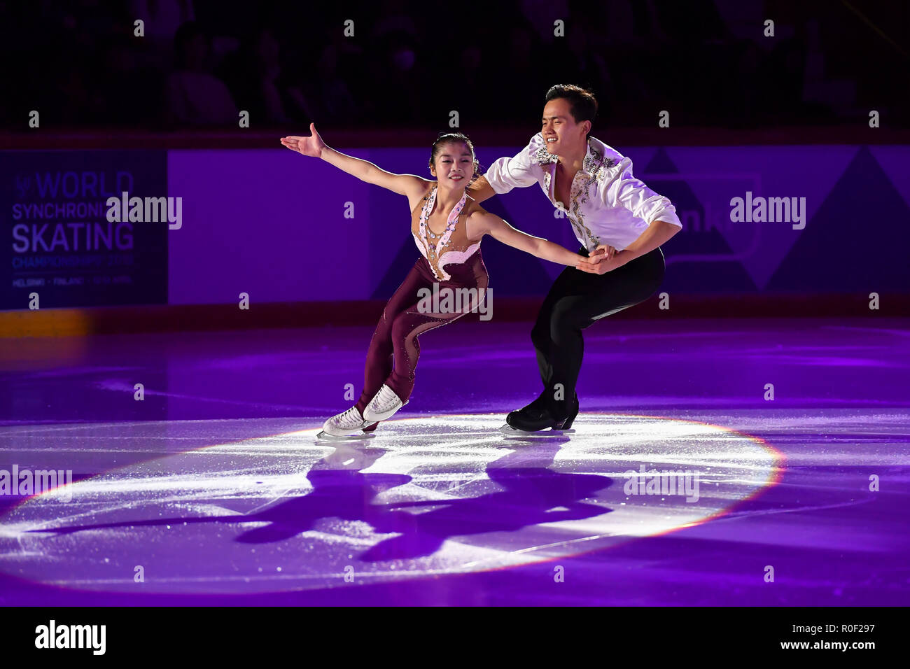 P. R. la Corea del Tae Ryom Ok / Ju Sik Kim (5 coppie) durante il periodo di esposizioni Gala presso l'ISU Grand Prix di Pattinaggio di figura 2018 Helsinki a Helsinki sala ghiaccio (Helsingin Jaahalli) Domenica, 04 novembre 2018. HELSINKI . (Solo uso editoriale, è richiesta una licenza per uso commerciale. Nessun uso in scommesse, giochi o un singolo giocatore/club/league pubblicazioni.) Credito: Taka Wu/Alamy Live News Foto Stock