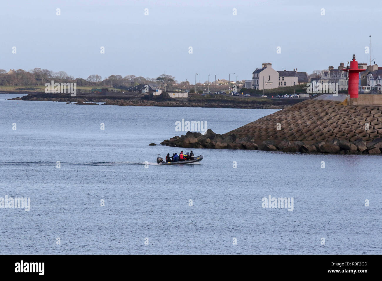 Bangor, County Down, Irlanda del Nord. 04 novembre 2018. Regno Unito - previsioni del tempo - le magie di sole su una tranquilla giornata autunnale lungo la passeggiata costiera a Bangor. La nervatura a Bangor Harbor. Credito: David Hunter/Alamy Live News. Foto Stock