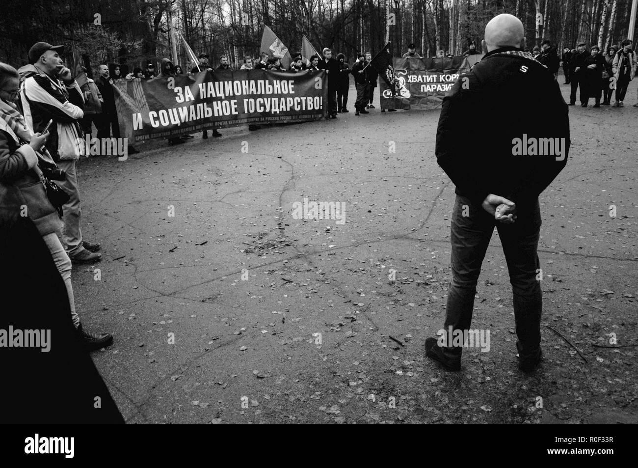 San Pietroburgo, Russia, 4 novembre, 2018. Nazionalisti russi tenere una marcia di protesta e di dimostrazione in Udelniy Park a San Pietroburgo, Russia, per celebrare l unità nazionale il giorno, il salmodiare di opposizione nazionalista e slogan. Credito: Aleks Lokhmutov/Alamy Live News Foto Stock