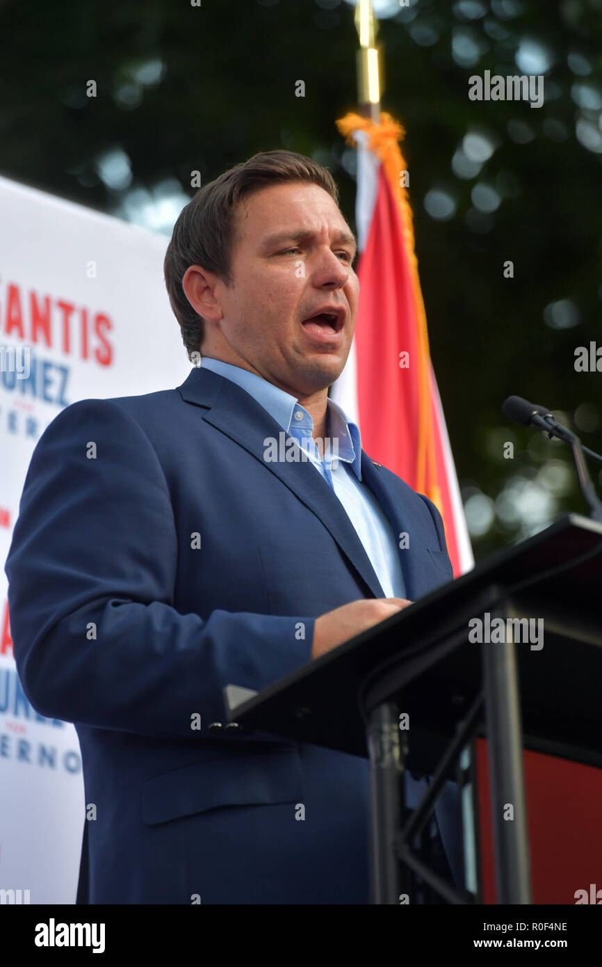 Boca Raton, FL, Stati Uniti d'America. 04 Nov, 2018. Ron DeSantis, Rudy Giuliani e Procuratore generale Pam Bondi in Boca Raton il 4 novembre 2018 in Boca Raton, Florida. Credito: Hoo Me.Com/Media punzone *** No Ny Paper***/Alamy Live News Foto Stock