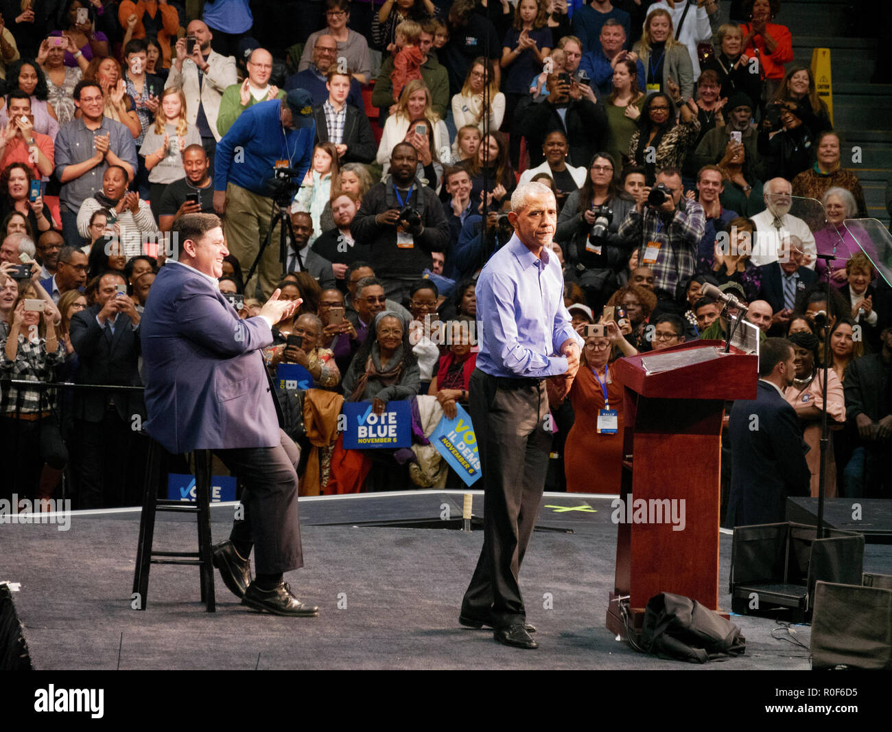 Chicago, Illinois, Stati Uniti d'America. Il 4 novembre 2018. L ex Presidente Barack Obama affronta la folla a oggi il rally come candidato gubernatorial JB Pritzker guarda a. Il rally presso la UIC è stata una spinta finale che precede la prossima valutazione intermedia elezione generale questo martedì, che molti si aspettano che sarà un'onda elezione in favore dei democratici. Credito: Todd Bannor/Alamy Live News Foto Stock