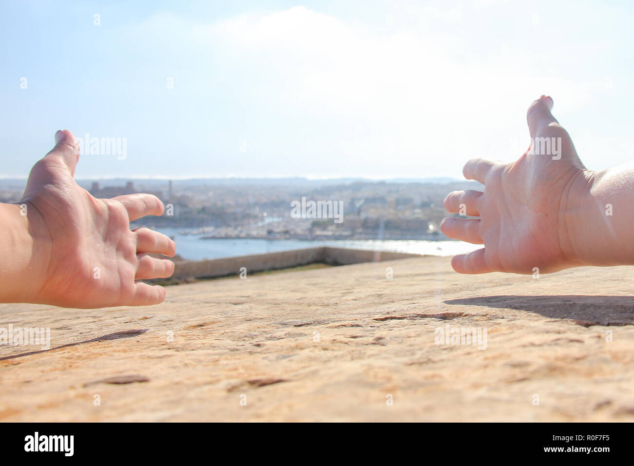 Braccia distesa come segno di benvenuto sulla splendida valletta sullo sfondo del paesaggio Foto Stock