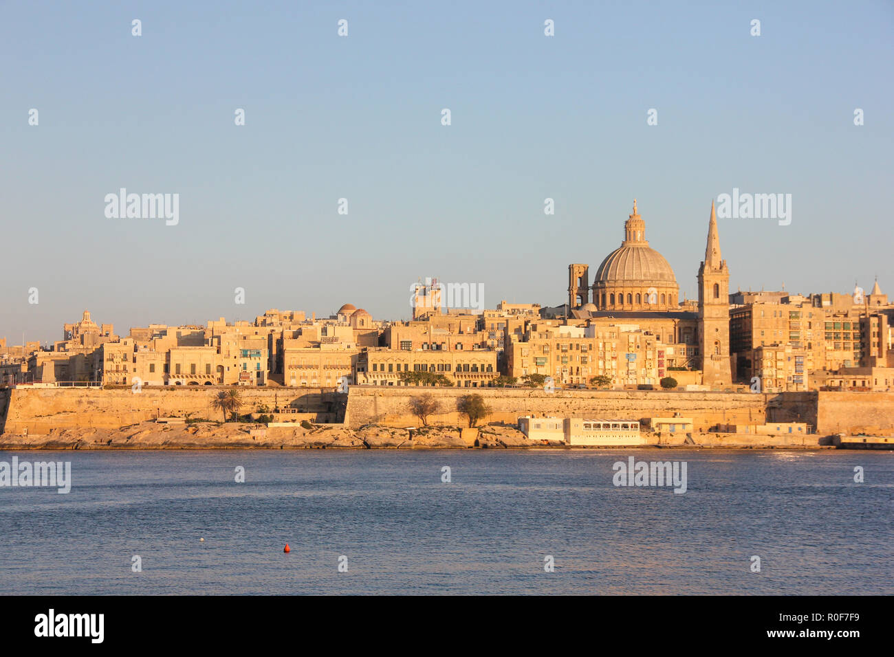 Arancione tramonto sul Porto Grande di La Valletta Foto Stock