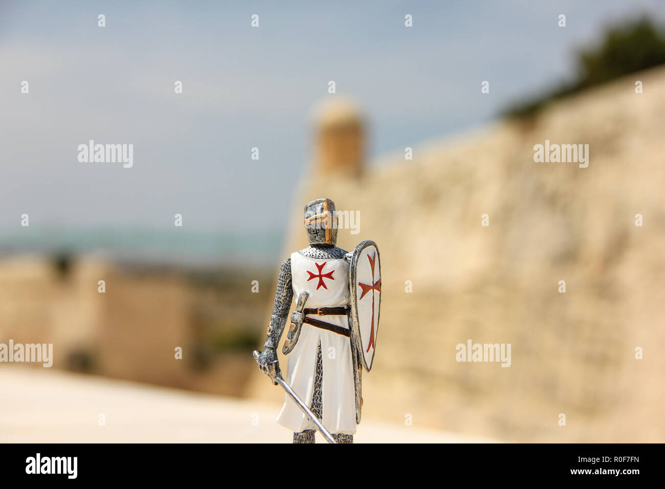 Il Cavaliere di malta con una croce è un tradizionale souvenir di Malta Foto Stock