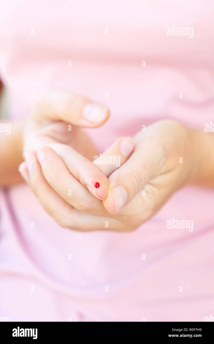 Measurnig livello di zucchero nel sangue Foto Stock