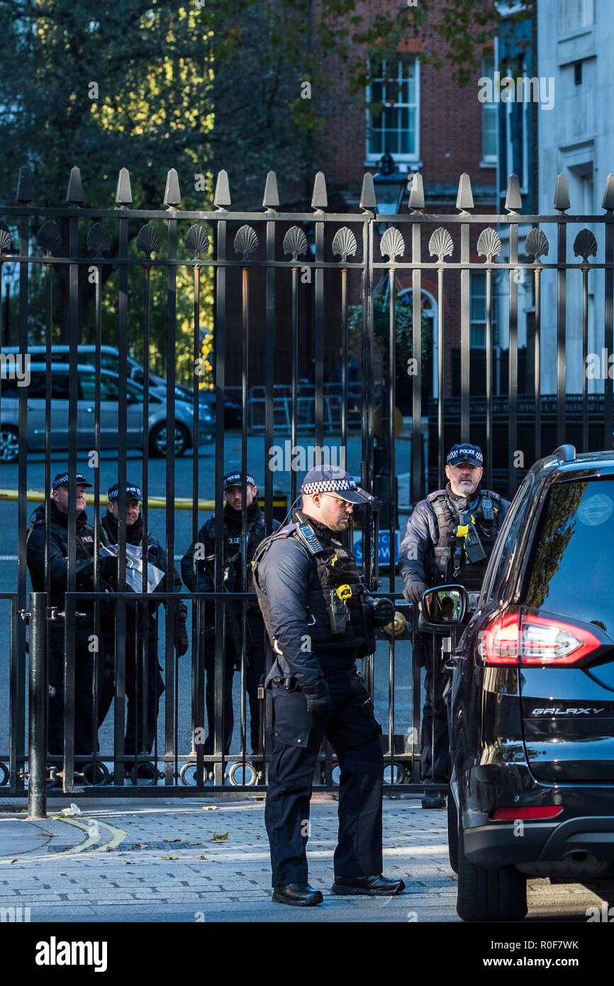 Di polizia di sicurezza controllare, Downing Street, London, England, Regno Unito Foto Stock