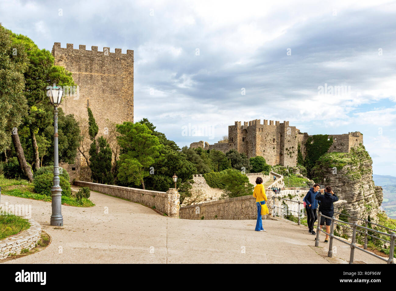 Visite turistiche i turisti al Castello di Venere o il Castello di Venere, un castello normanno, Erice, provincia di Trapani, Sicilia, Italia. Foto Stock