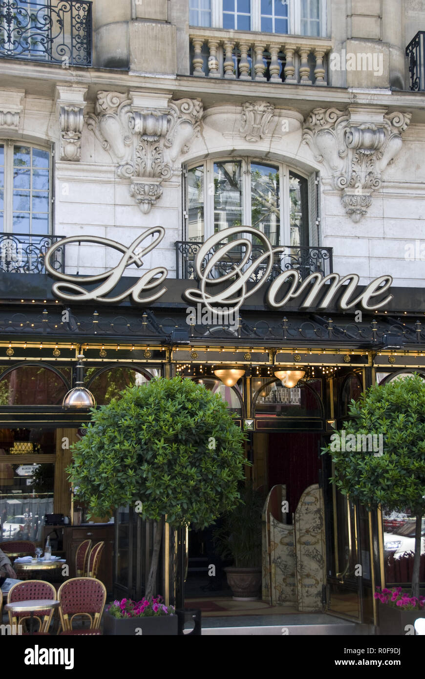 Le Dome, un bar storico che era popolare con molti scrittori e artisti nella zona di Montparnasse di Parigi, Francia. Foto Stock