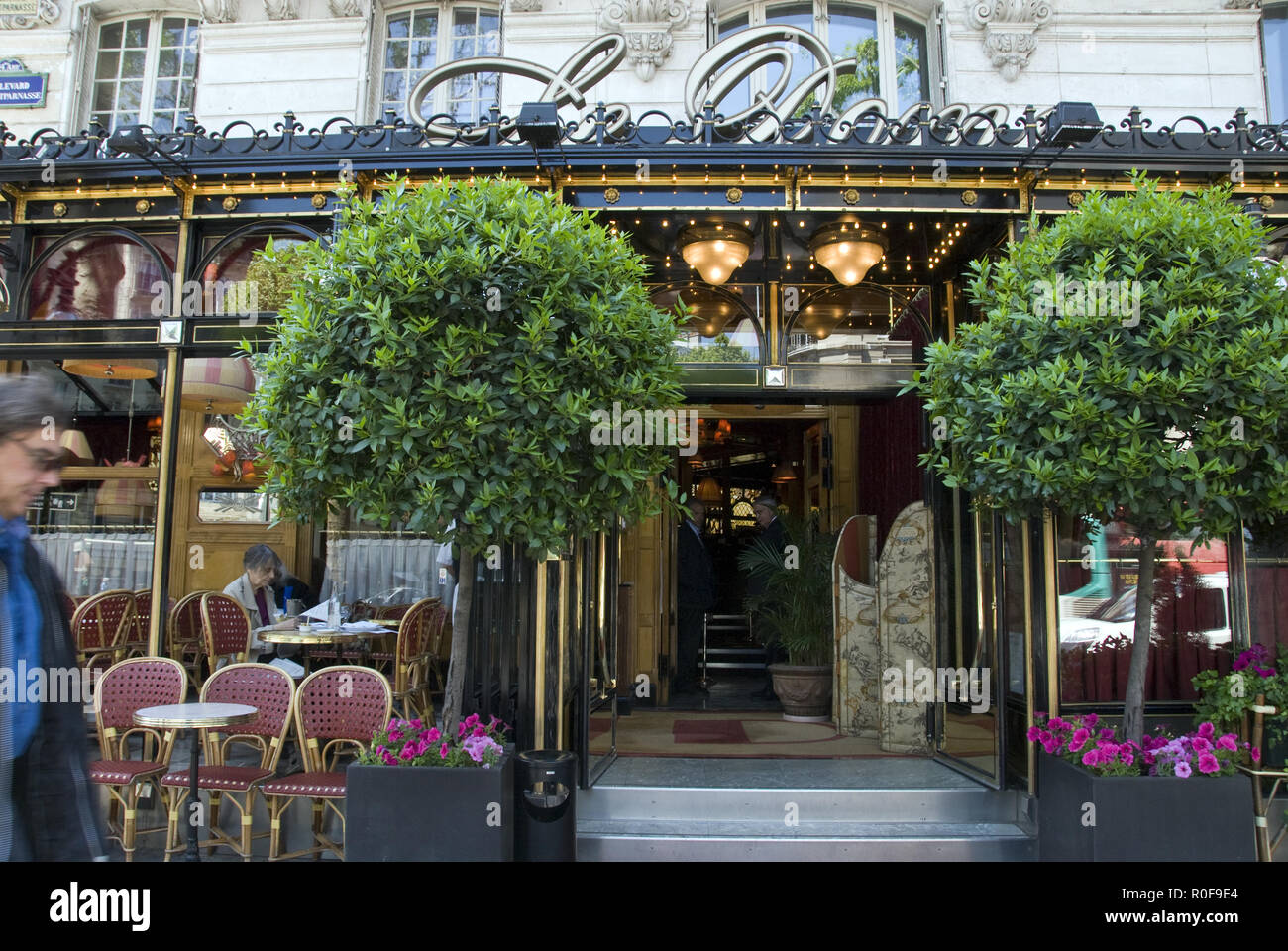 Le Dome, un bar storico che era popolare con molti scrittori e artisti nella zona di Montparnasse di Parigi, Francia. Foto Stock