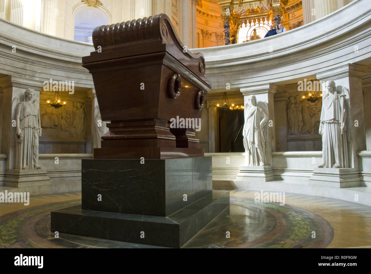 Il rosso quarzite e granito tomba dell'Imperatore Napoleone Bonaparte a Les Invalides, a Parigi, Francia. Foto Stock