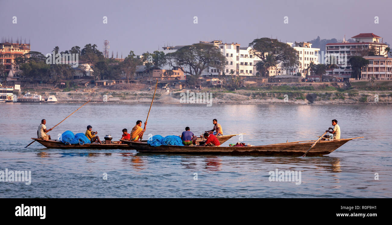 Passeggeri in piccole barche sul fiume Brahmaputra, Guwahati, Assam, India Foto Stock